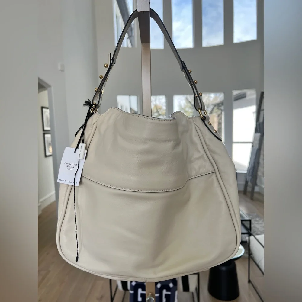 Marc Jacobs Cream Leather Shoulder Bag with Gold Hardware - Picture 3 of 9